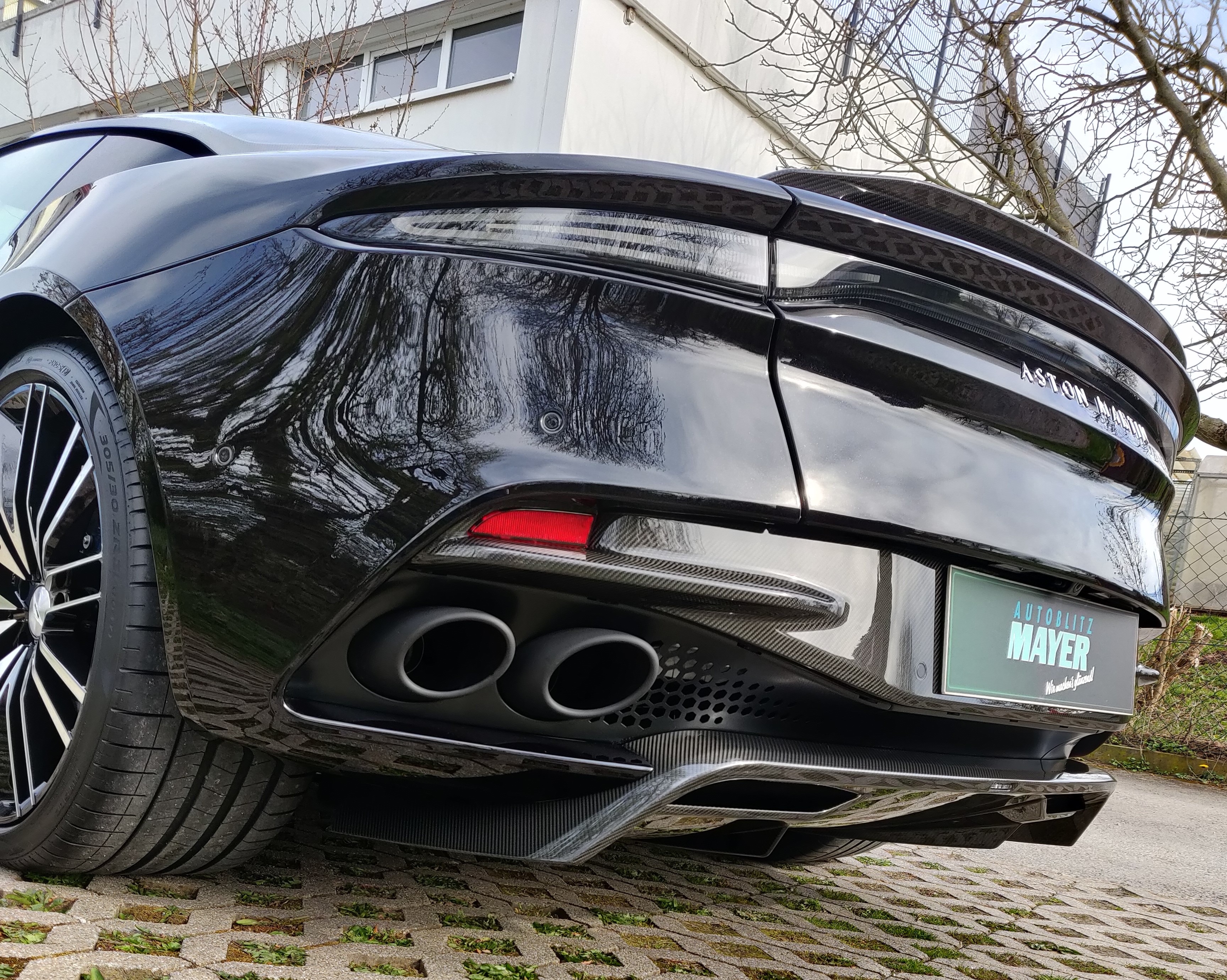 Aston Martin Superleggera 