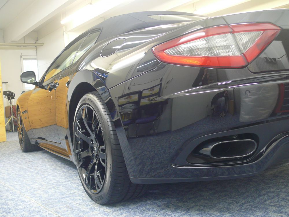 maserati uni schwarz